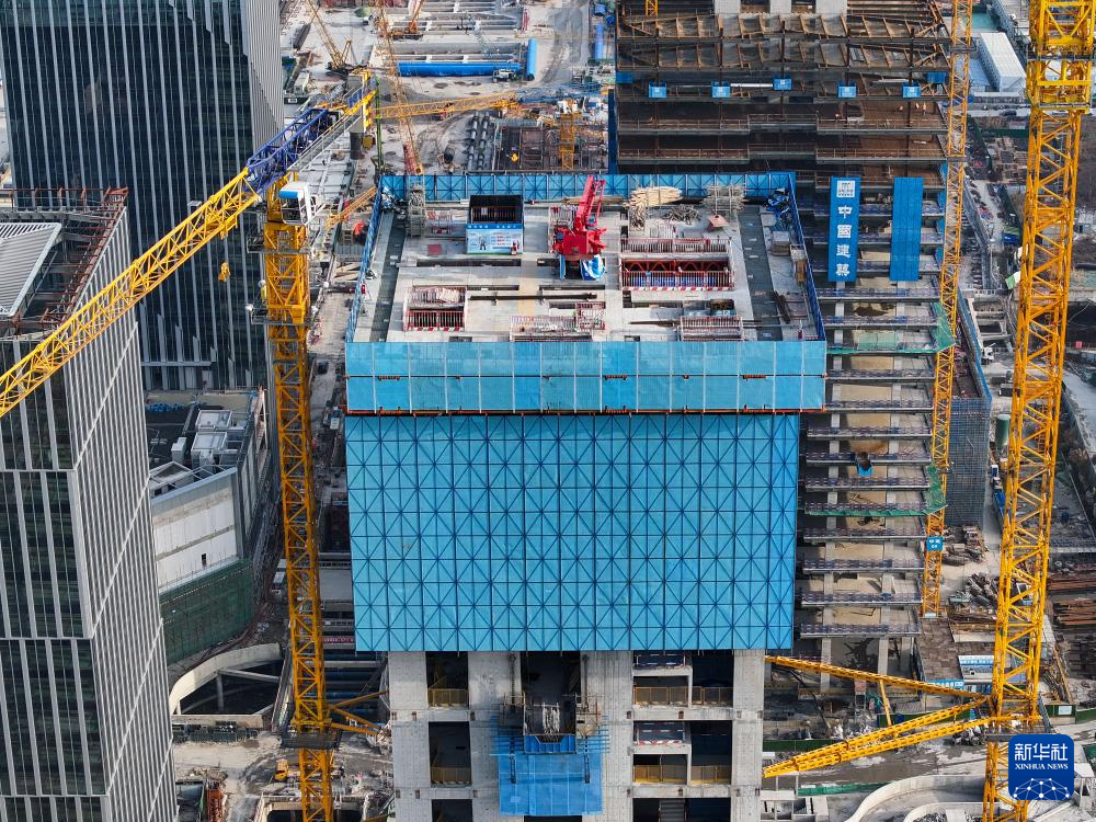 江苏南京：“空中造楼机”助力智能绿色施工