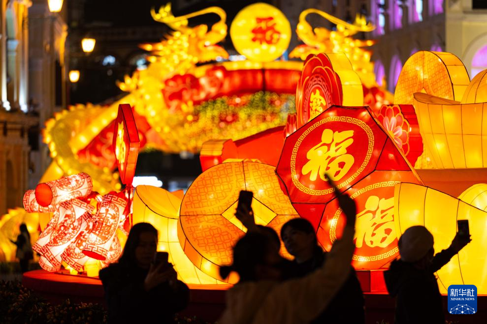 澳门“龙腾飞舞庆丰年”灯饰点亮迎客