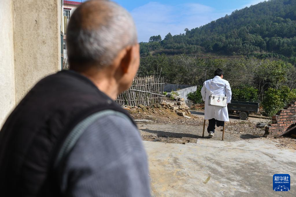 新春走基层丨守护乡村30载的“拄拐村医”