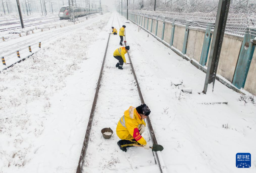 新春走基层 | 武汉：清冰除雪守护平安出行