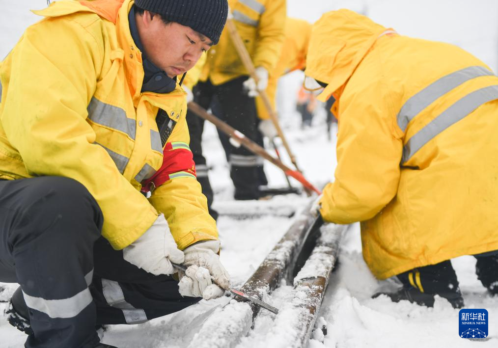 新春走基层 | 武汉：清冰除雪守护平安出行