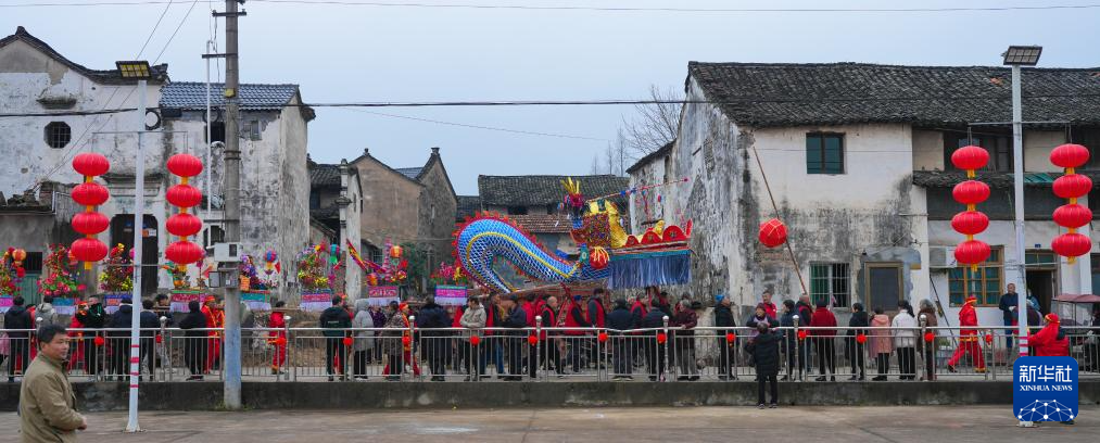 浙江诸暨：舞龙灯 迎大年