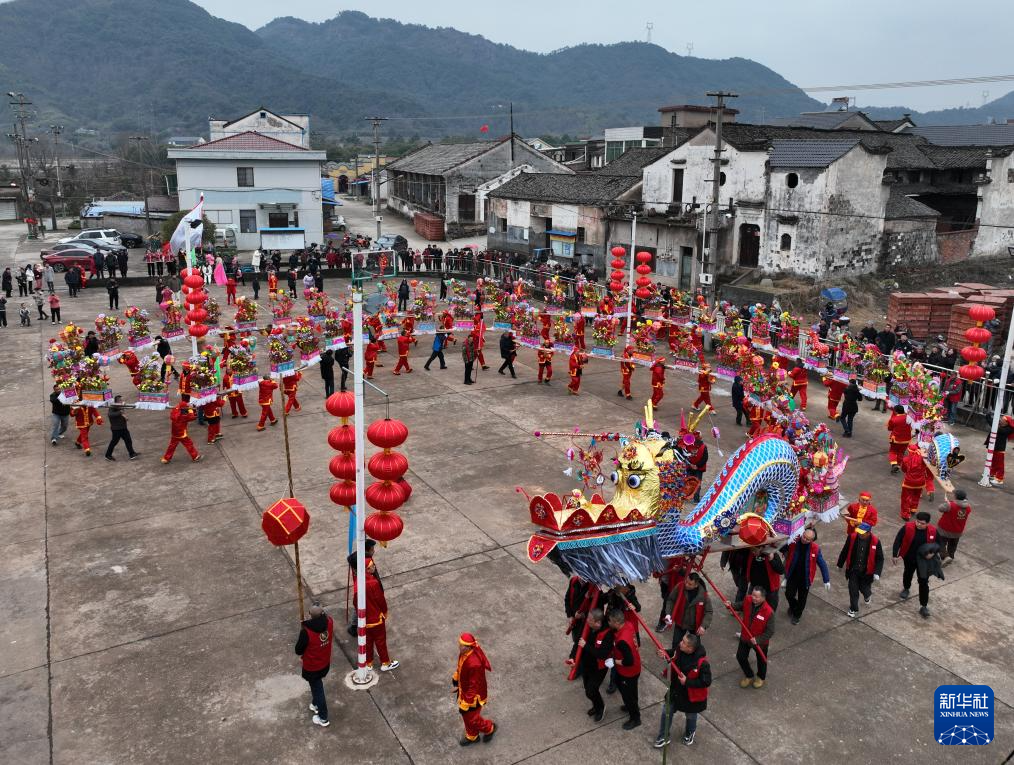 浙江诸暨：舞龙灯 迎大年