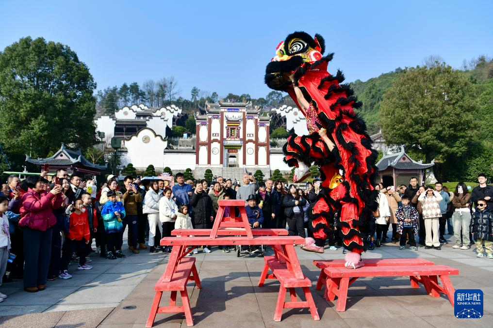 逛庙会大集 感受浓浓年味