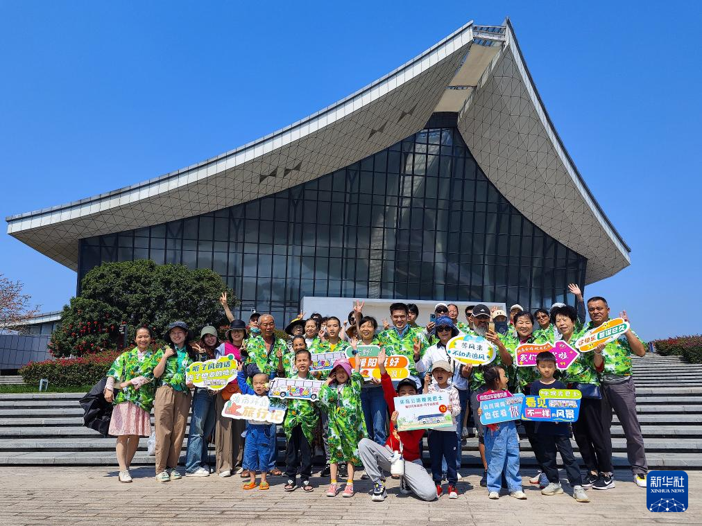 海南环岛旅游公路观光巴士正式开通