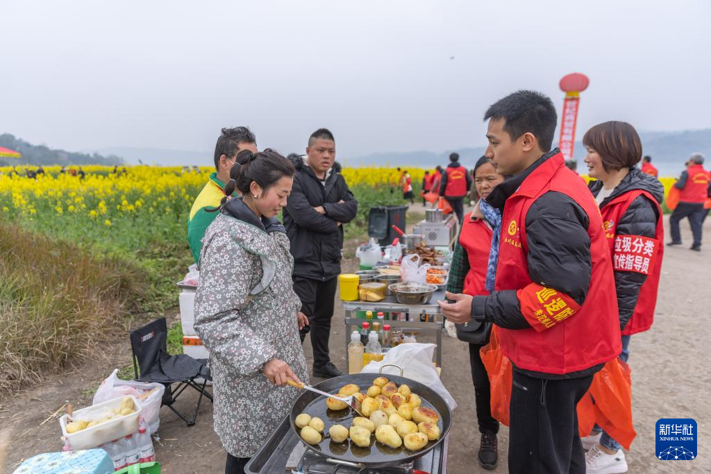 川渝“一抹志愿红” 守护碧水向东流