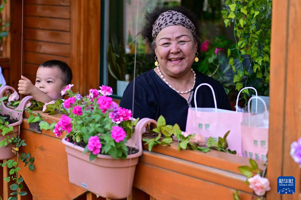 新疆伊宁：旅游市场持续升温