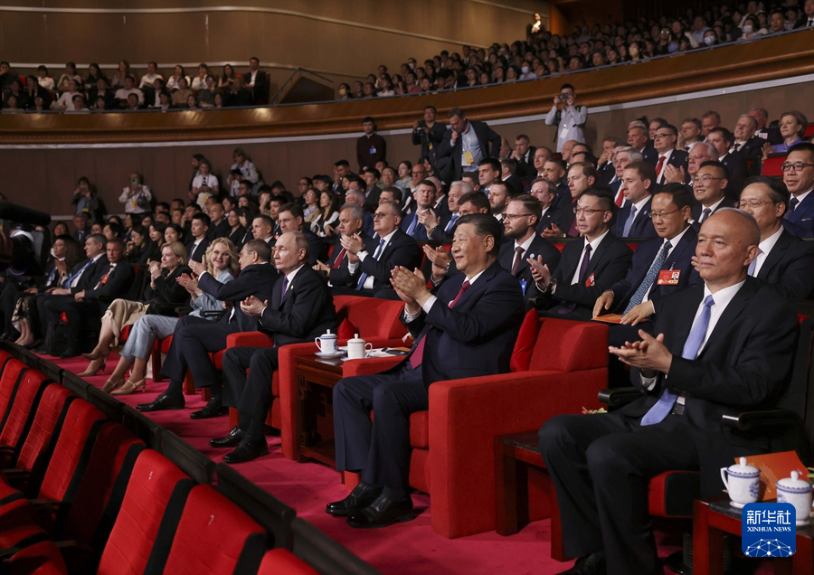 习近平同俄罗斯总统普京共同出席“中俄文化年”开幕式暨庆祝中俄建交75周年专场音乐会并致辞