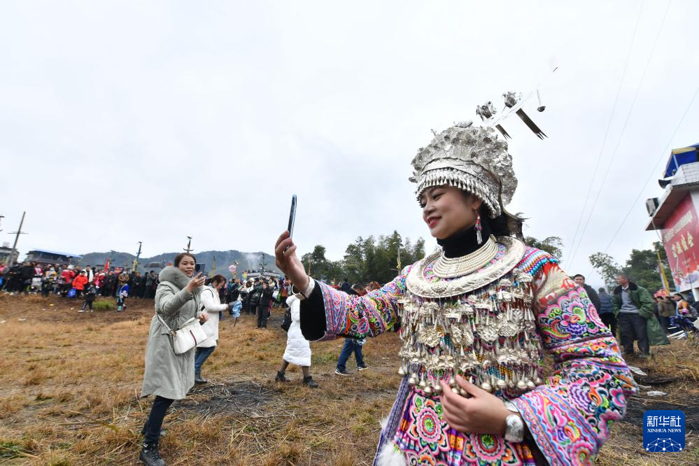 可爱的乡村丨苗山创业青年直播带货推介家乡风物