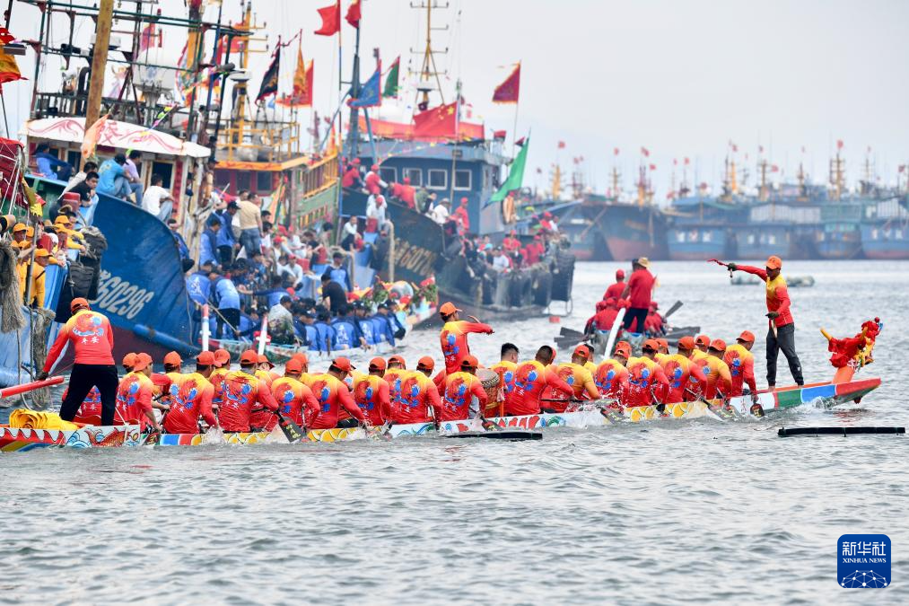 福建连江：海上赛龙舟