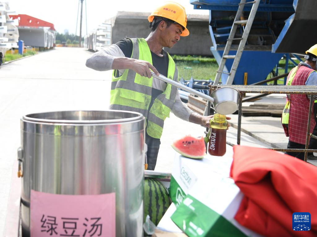 撑起“遮阳伞” 呵护坚守者