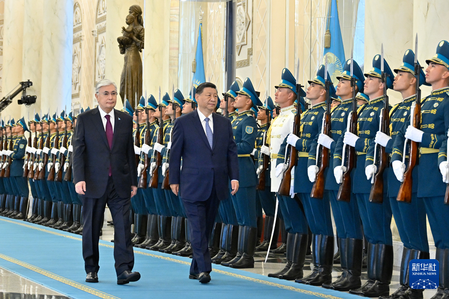 习近平同哈萨克斯坦总统托卡耶夫举行会谈