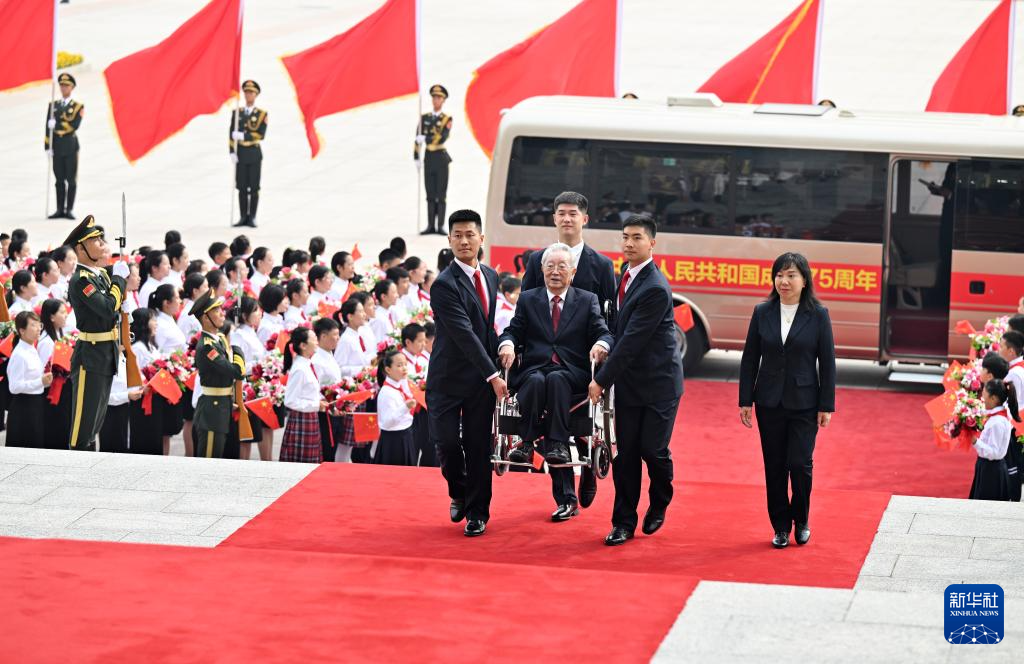 中华人民共和国国家勋章和国家荣誉称号颁授仪式在京隆重举行