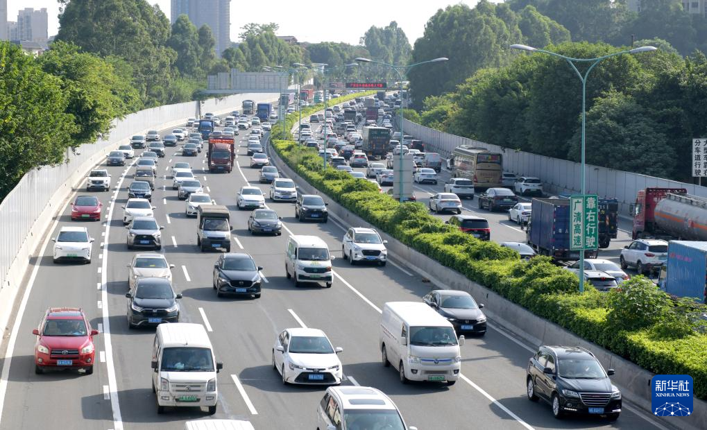 全国各地迎来国庆假期出行高峰