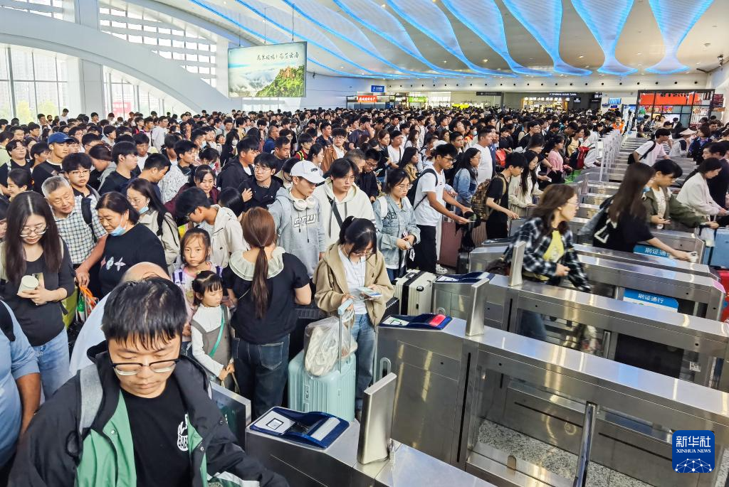 全国各地迎来国庆假期出行高峰