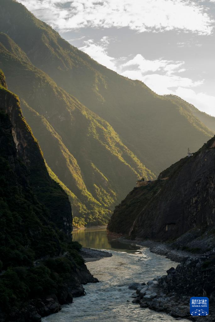 雄奇壮丽虎跳峡 美景如画引客来