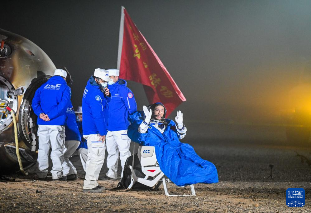 神舟十八号载人飞船返回舱成功着陆