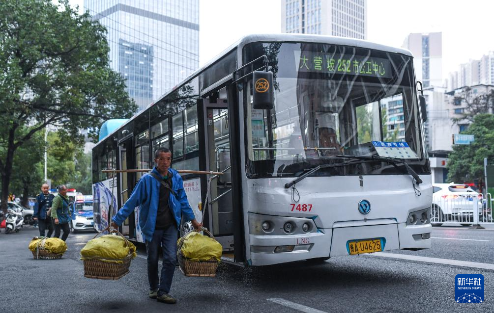 图片故事丨这趟城乡公交，载满人间烟火和城市温度