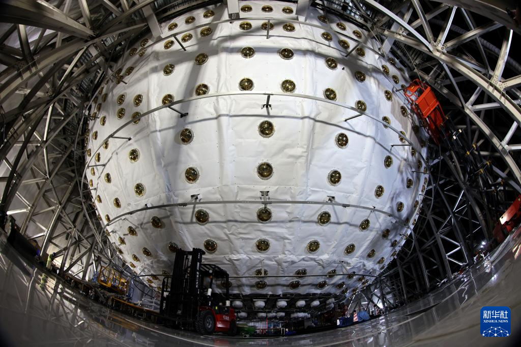 探访探测器主体建成后的江门中微子实验