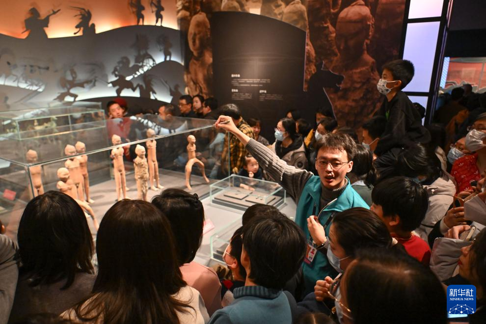 天津博物馆展出近400件(套)秦汉文物