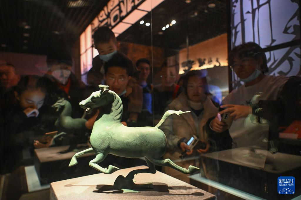 天津博物馆展出近400件(套)秦汉文物