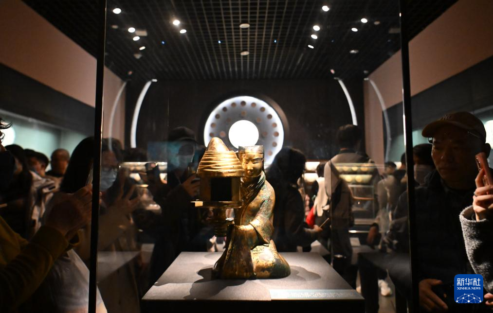 天津博物馆展出近400件(套)秦汉文物