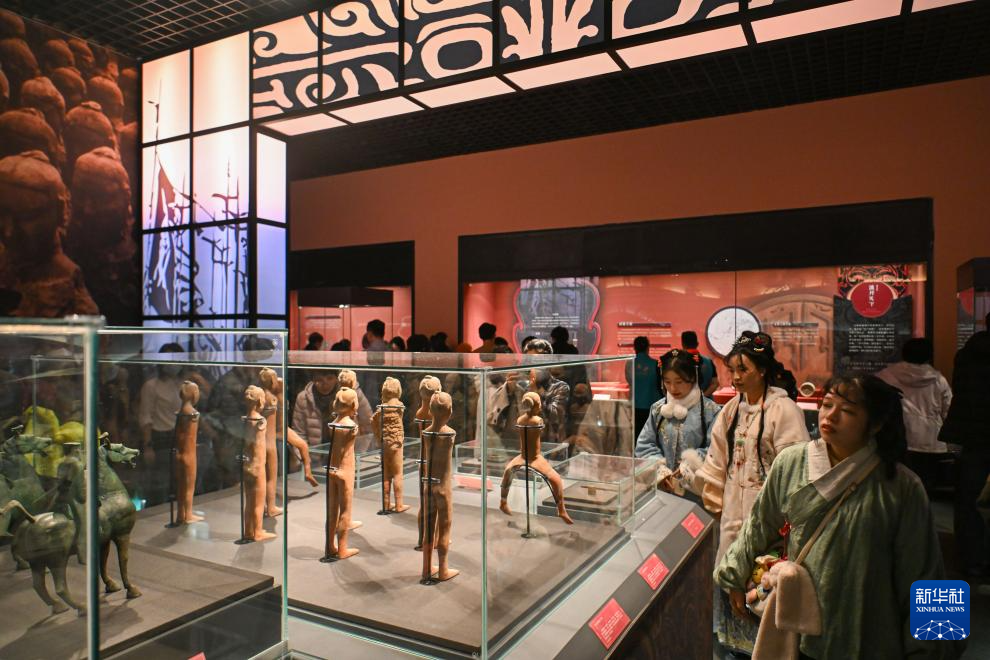 天津博物馆展出近400件(套)秦汉文物