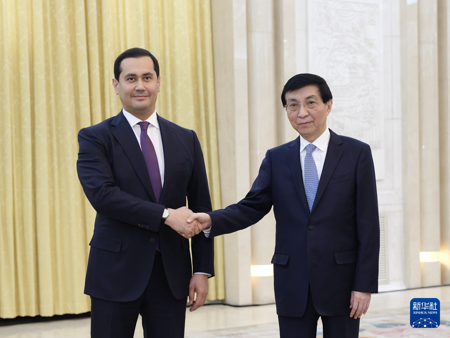 王沪宁会见乌兹别克斯坦总统特别顾问乌穆尔扎科夫