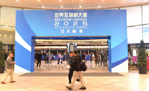 香江畔，新潮翻涌