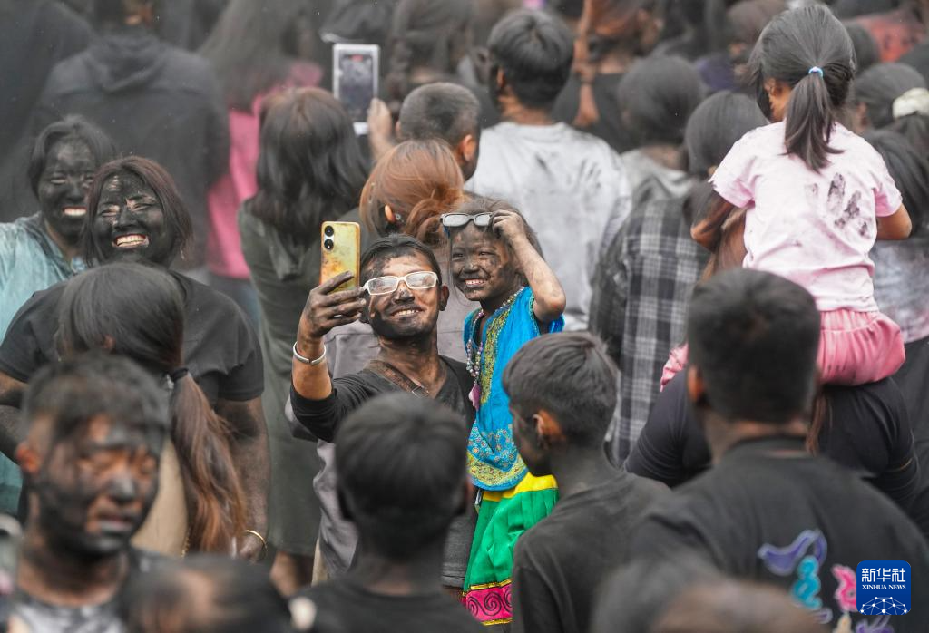 云南墨江:万人狂欢“抹黑脸”送祝福