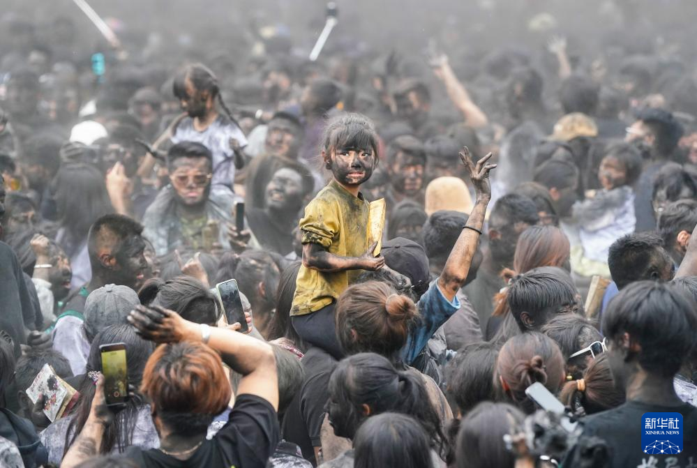 云南墨江:万人狂欢“抹黑脸”送祝福