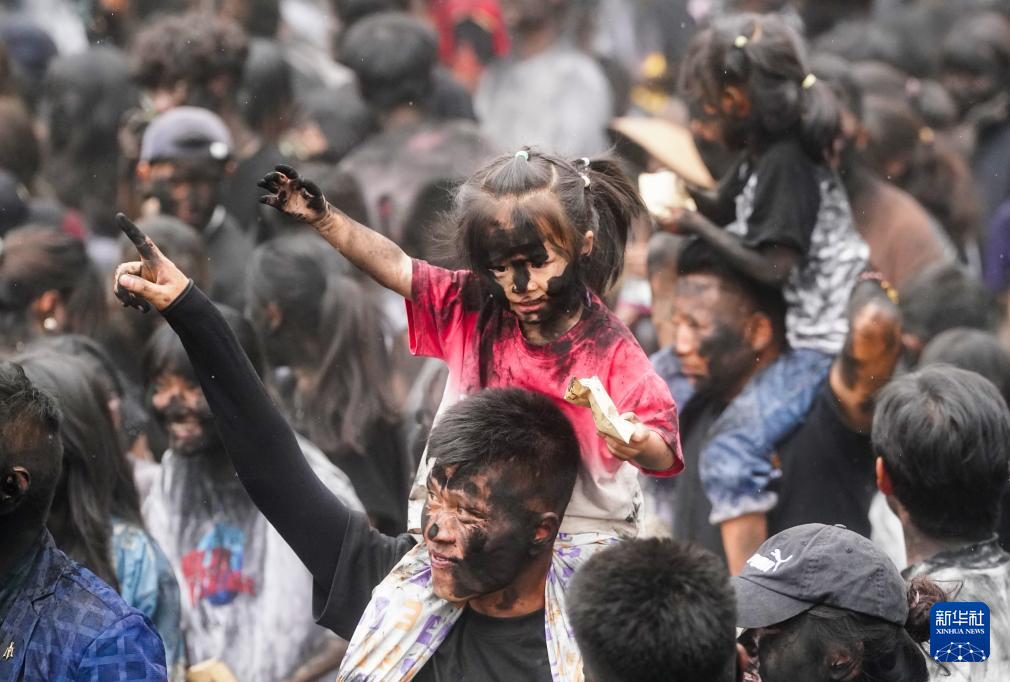 云南墨江:万人狂欢“抹黑脸”送祝福