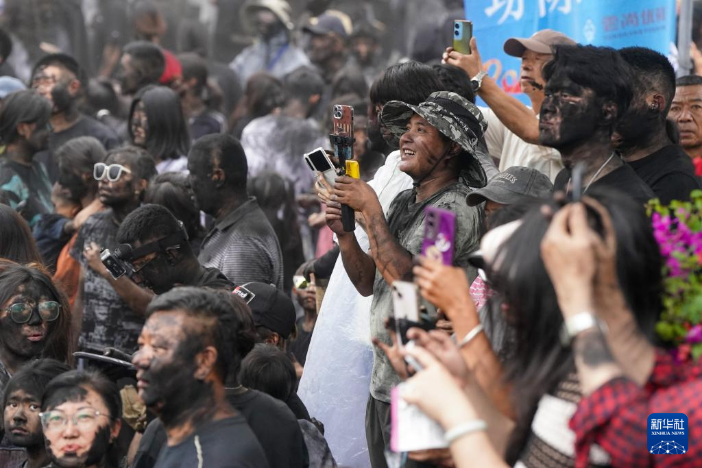 云南墨江:万人狂欢“抹黑脸”送祝福