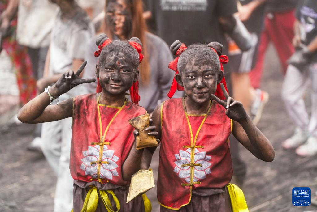 云南墨江:万人狂欢“抹黑脸”送祝福