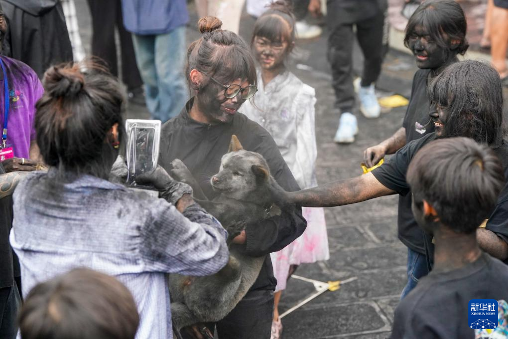 云南墨江:万人狂欢“抹黑脸”送祝福