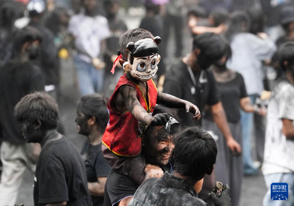 云南墨江:万人狂欢“抹黑脸”送祝福