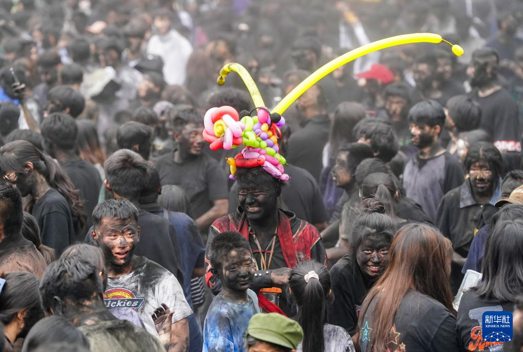 云南墨江:万人狂欢“抹黑脸”送祝福
