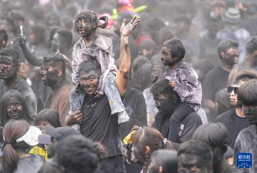 云南墨江:万人狂欢“抹黑脸”送祝福