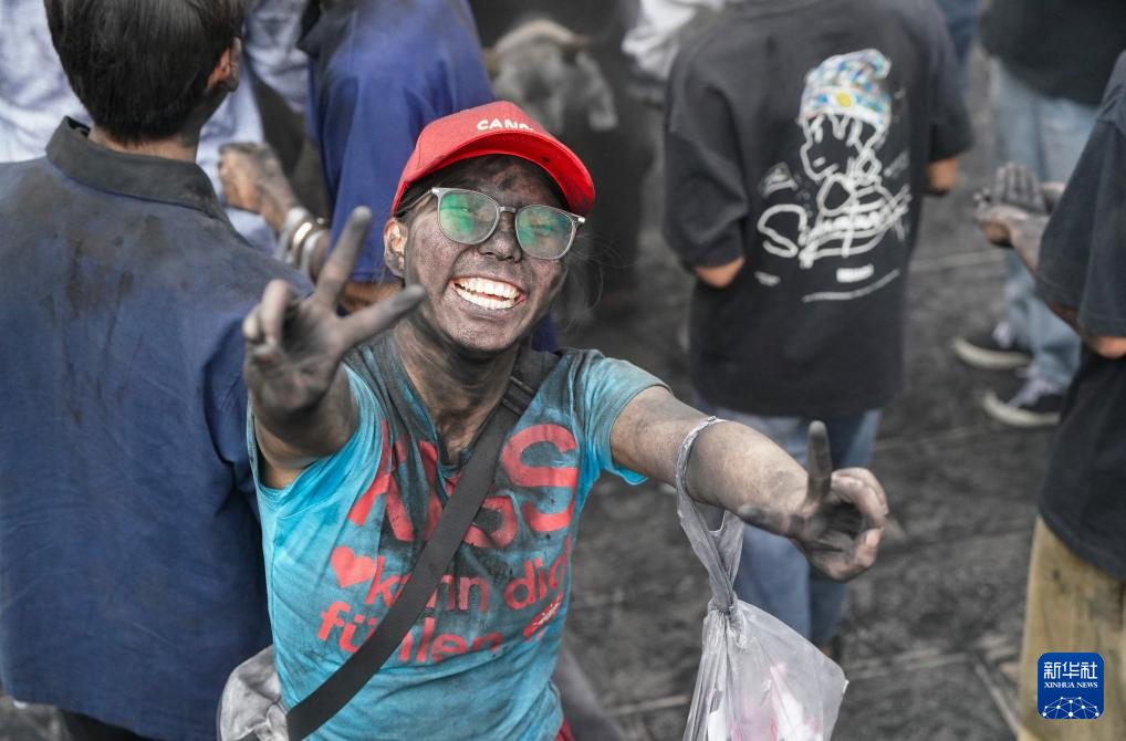 云南墨江:万人狂欢“抹黑脸”送祝福