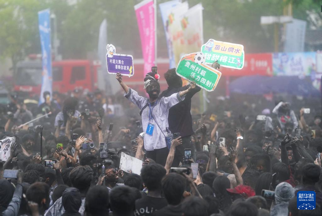 云南墨江:万人狂欢“抹黑脸”送祝福