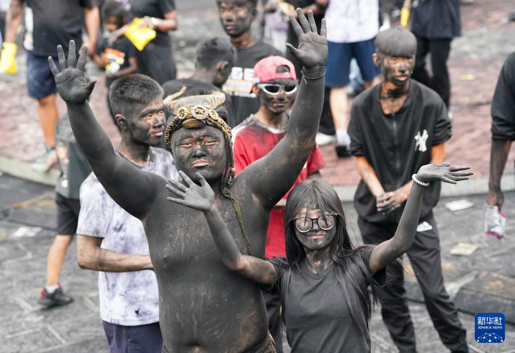 云南墨江:万人狂欢“抹黑脸”送祝福