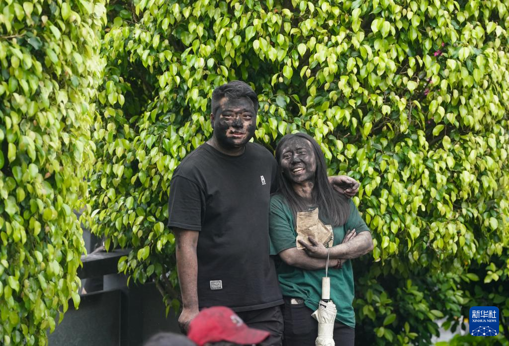 云南墨江:万人狂欢“抹黑脸”送祝福