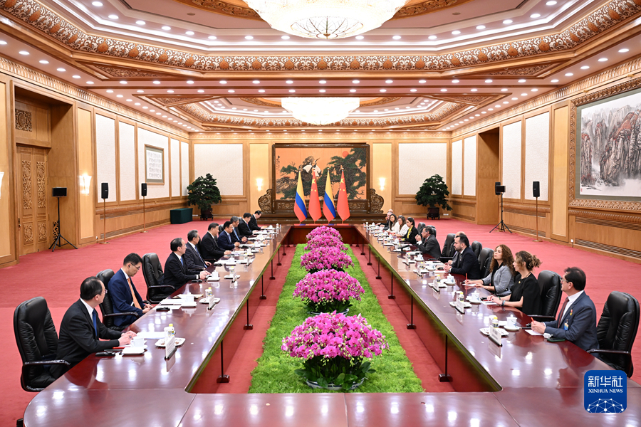 习近平会见哥伦比亚总统佩特罗