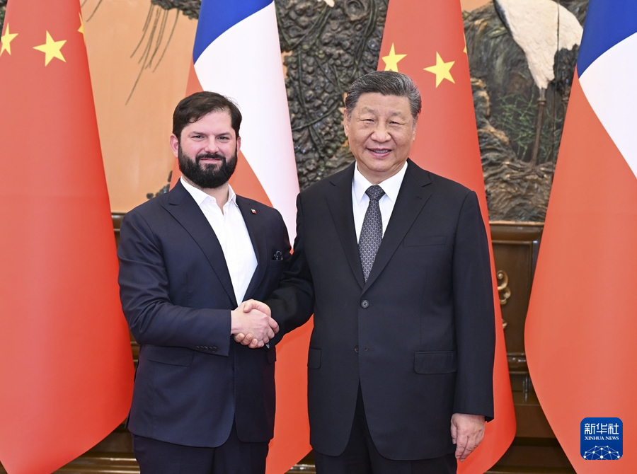 习近平会见智利总统博里奇