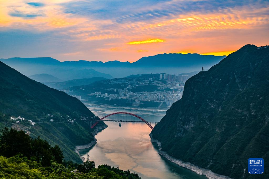 长江巫峡壮美如画