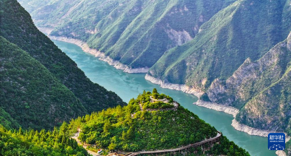 长江巫峡壮美如画