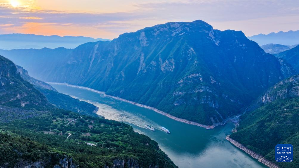 长江巫峡壮美如画