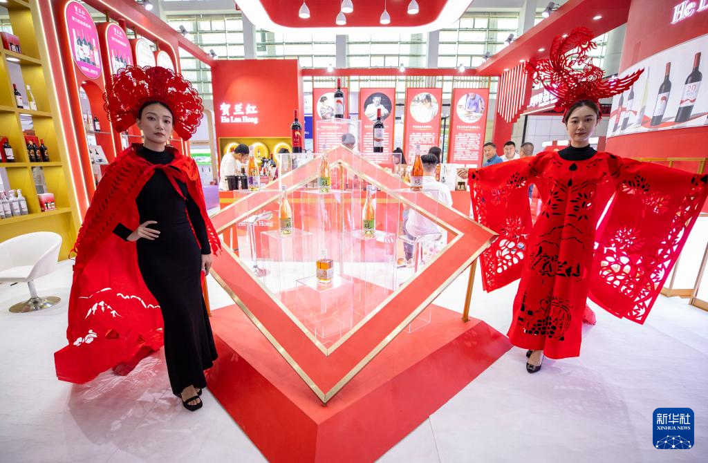 宁夏贺兰山东麓 “红酒+”激发新活力