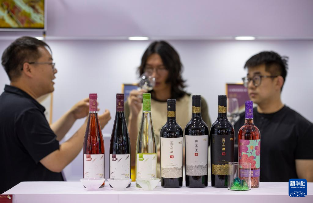 宁夏贺兰山东麓 “红酒+”激发新活力