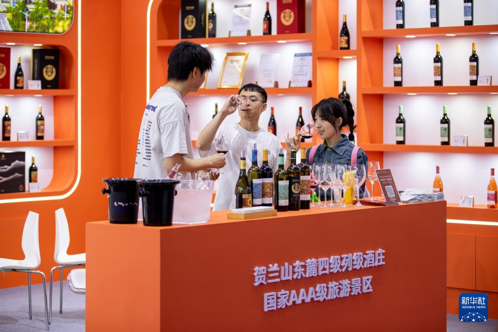 宁夏贺兰山东麓 “红酒+”激发新活力